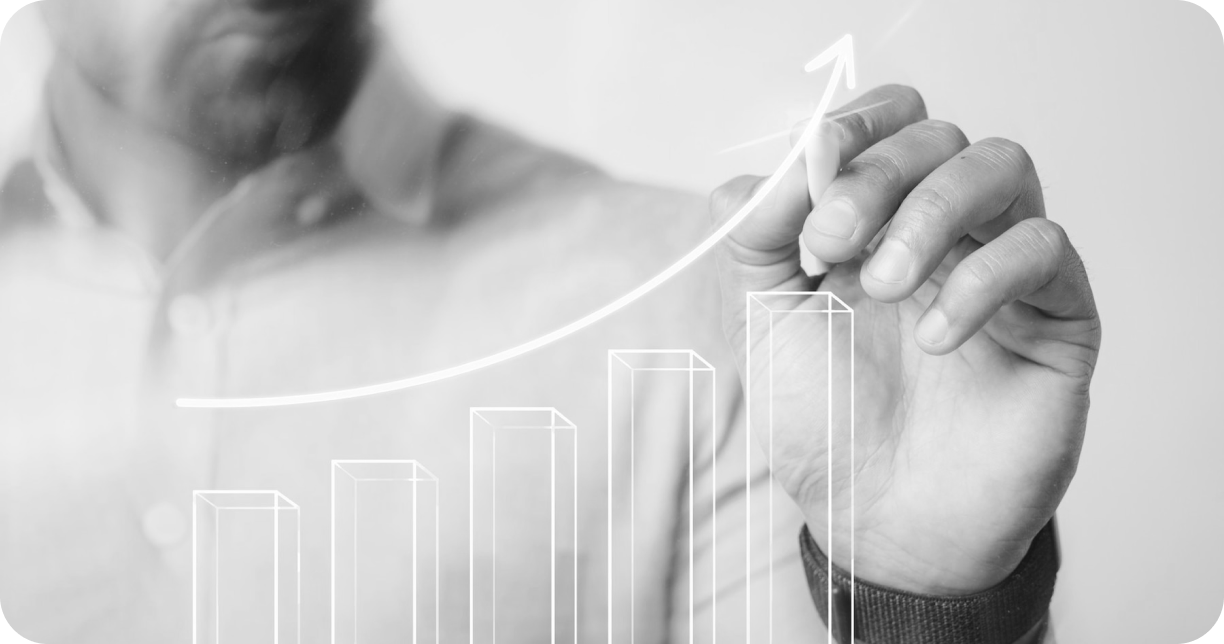 Imagen en blanco y negro de un tablero transparente con una gráfica de barras y una flecha ascendete, dibujada por un hombre